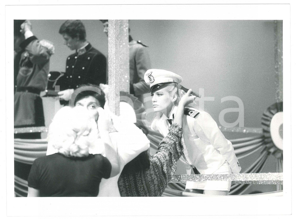 Fotografia d epoca originale 1983 RAI UNO  FANTASTICO 4 Gigi PROIETTI  Heather PARISI al trucco  Foto 24x18 1