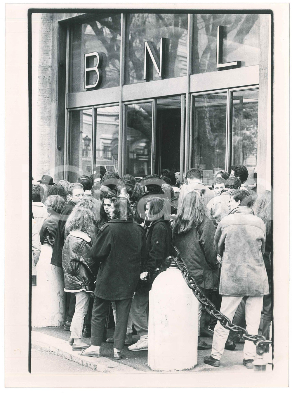 Fotografia d epoca originale 1992 ROMA  BNL Fila per prevendita concerto Michael JACKSON Foto 18x24 cm 1