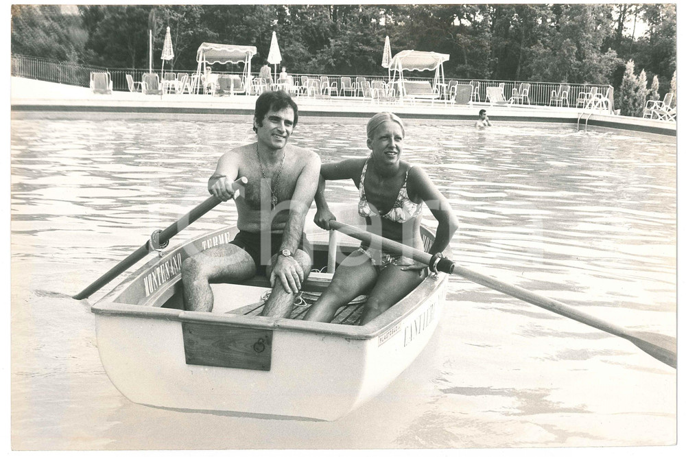 1970 ca COSTUME ITALIA I VIANELLA - Wilma GOICH Edoardo VIANELLO in piscina (2) Fotografia d'agenzia.  GOOD/buono  Formato: 30x20 cm originale e autentica 1