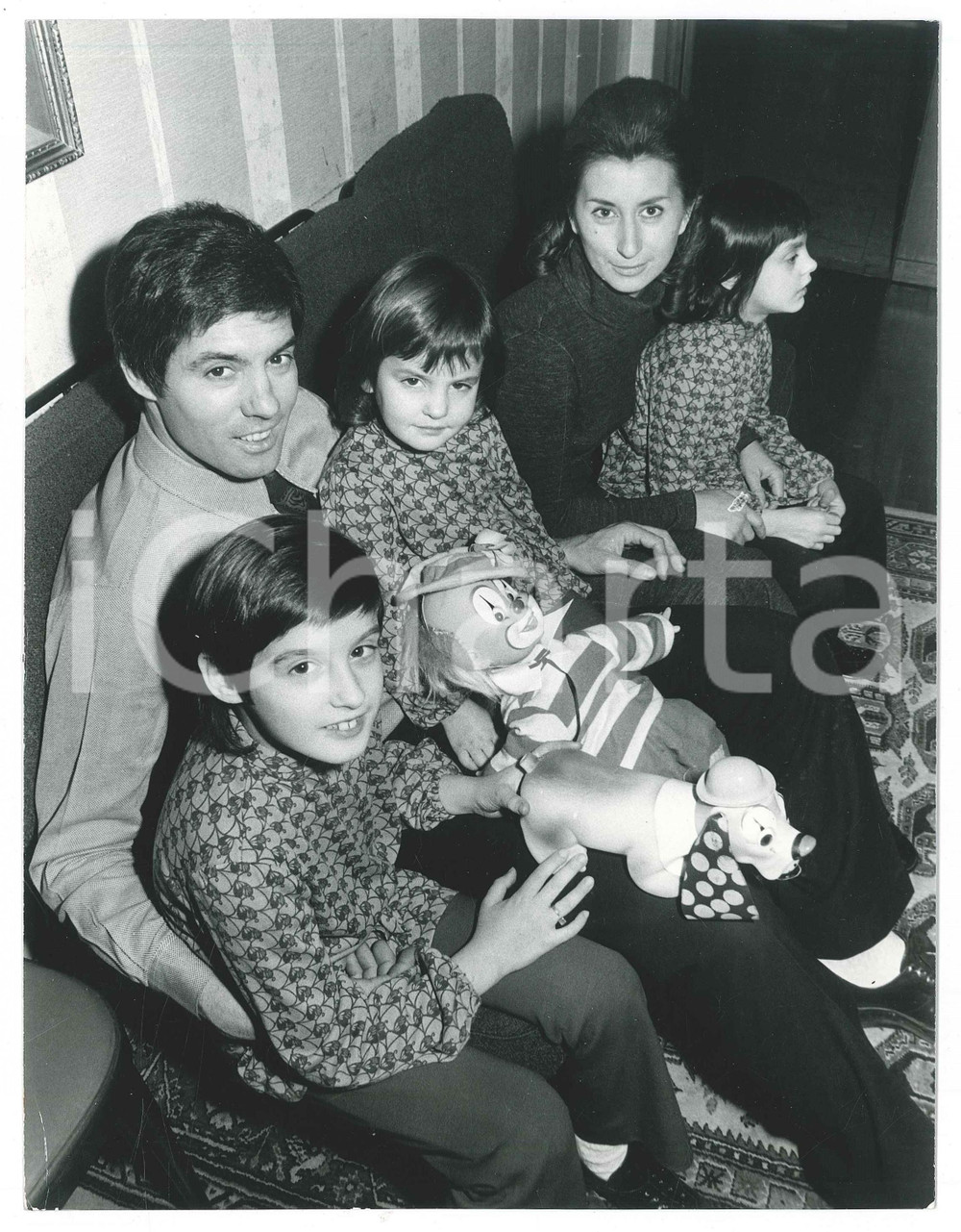 Fotografia d epoca originale 1971 CALCIO JUVENTUS Sandro SALVADORE in casa con la famiglia 2 Foto 18x24 cm 1