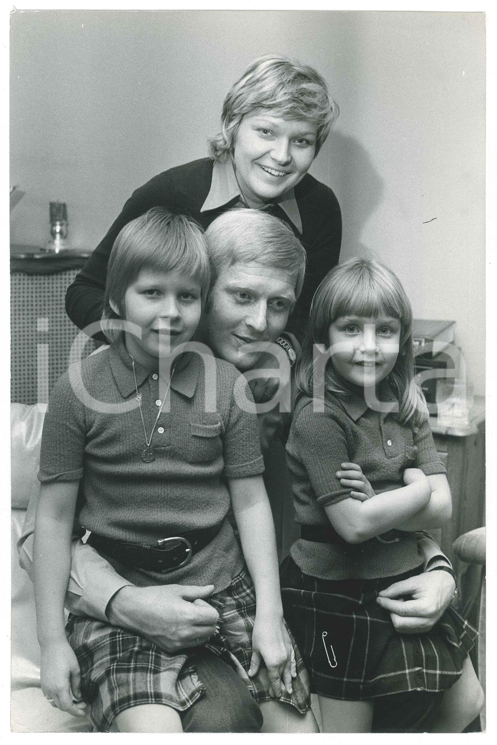 Fotografia d epoca originale 1970 ca CALCIO  MILAN KarlHeinz SCHNELLINGER con moglie e figli  Foto 20x30 1