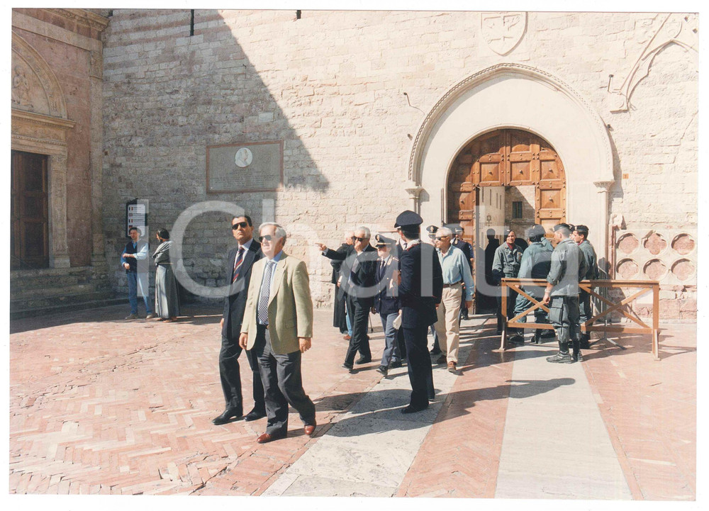 Fotografia d epoca originale 1997 TERREMOTO DI ASSISI AutoritÃ  in visita al Duomo  Foto 25x18 cm 1