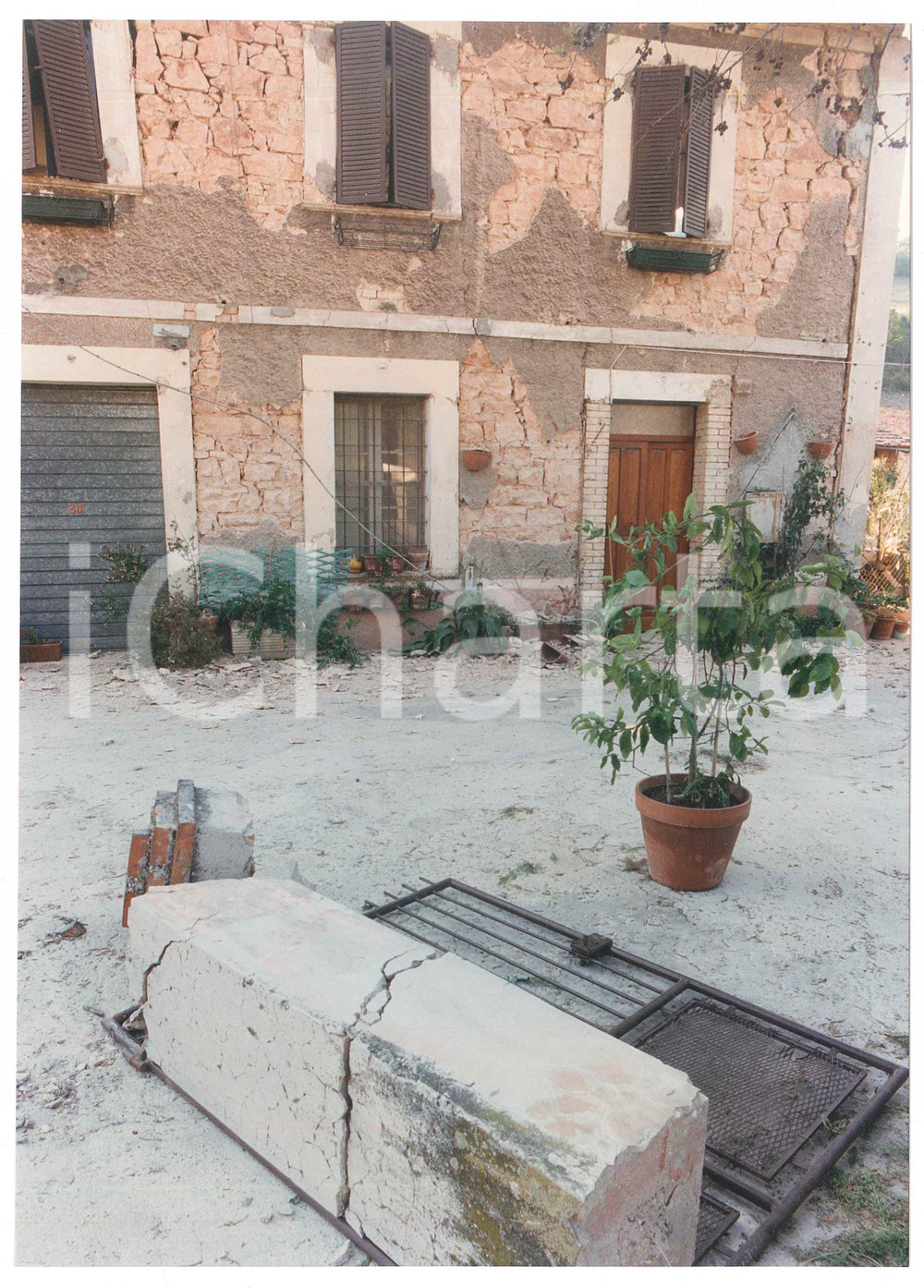 Fotografia d epoca originale 1997 TERREMOTO DI NOCERA UMBRA Edificio danneggiato  Foto 18x25 cm 2 1