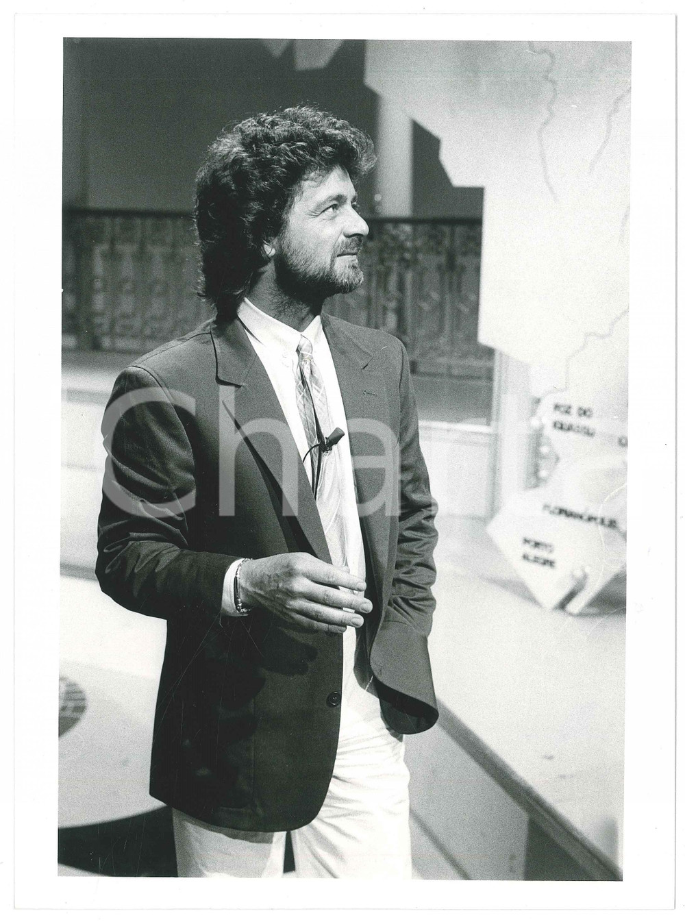 1984 RAI UNO "Te lo do io il Brasile" Beppe GRILLO in scena - Foto 18x24 cm (2) Fotografia di agenzia. FAIR/discreto macchie di inchiostro al margine inferiore destro Formato: 18x24 cm originale e autentica 1