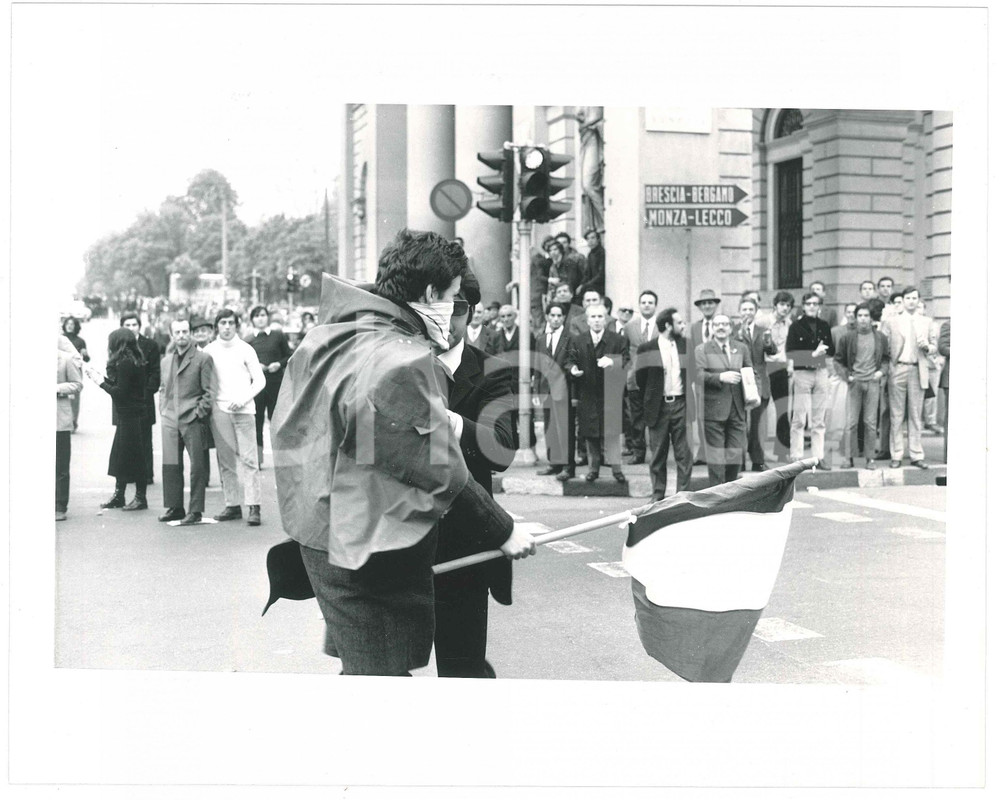 Fotografia d epoca originale 1970 RISTAMPA 1985 ca MILANO ANNI DI PIOMBO Scontri polizia  studenti Foto 3 1