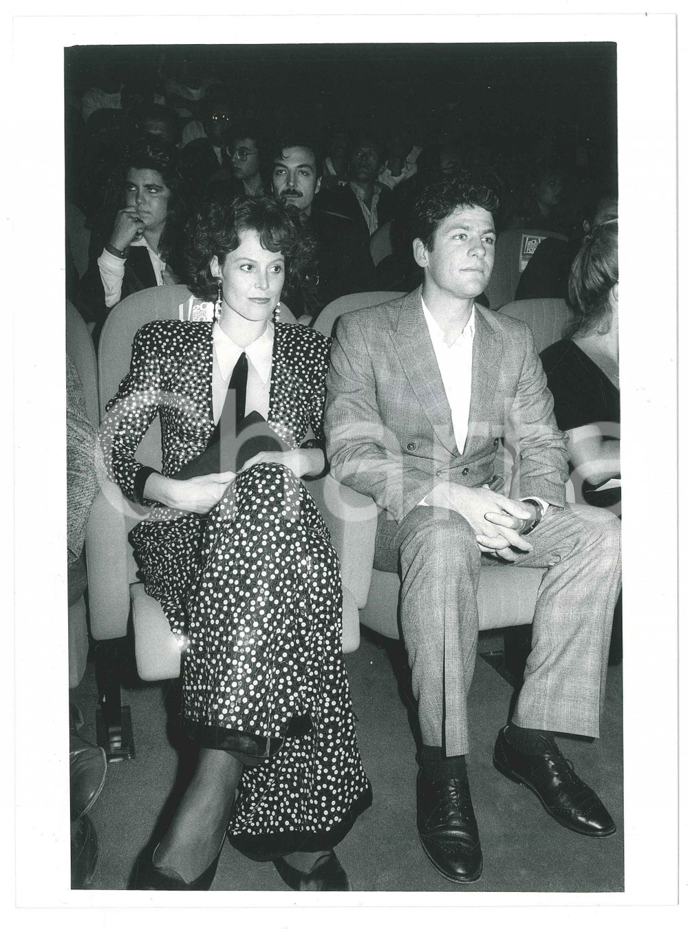 Fotografia d epoca originale 1986 CINEMA USA  Sigourney WEAVER con il marito Jim SIMPSON  Foto 18x24 cm 2 1