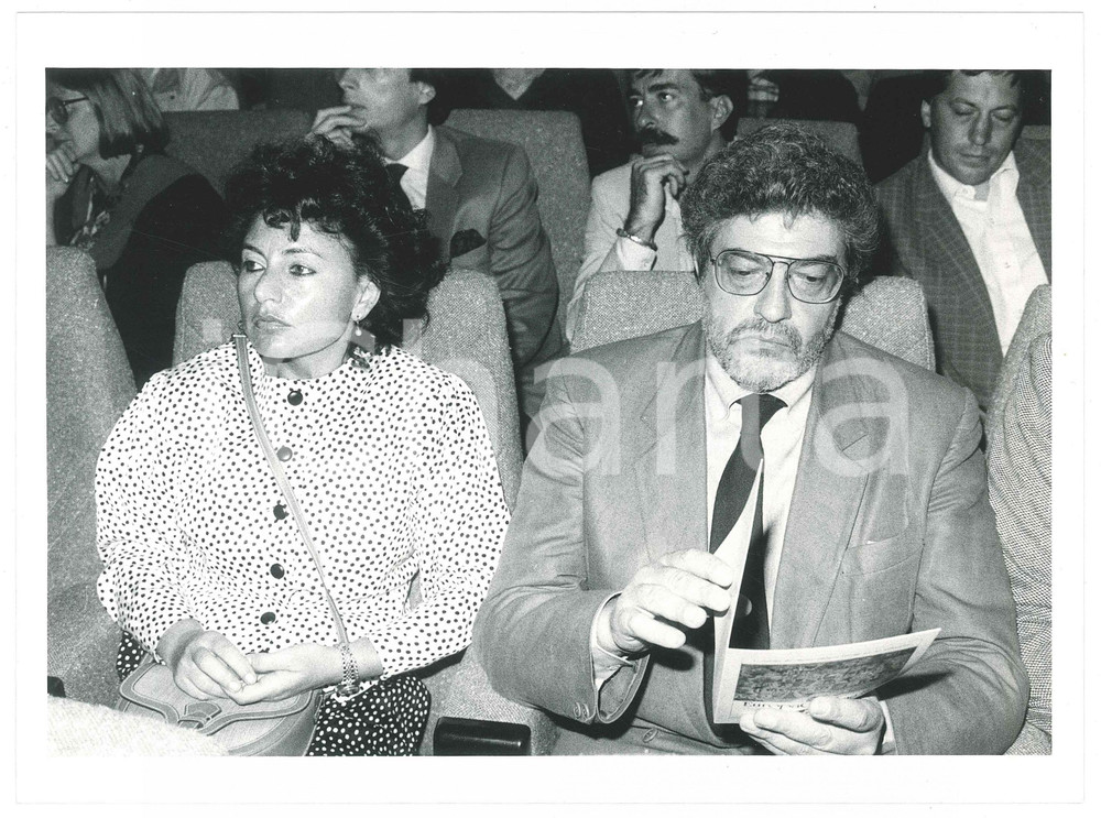 Fotografia d epoca originale 1985 ca CINEMA  Ettore SCOLA con la moglie Gigliola FANTONI  Foto 24x18 cm 1