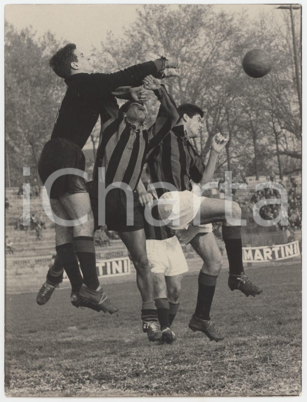 1958 Arena MILANO CALCIO Derby cadetti INTER-MILAN - Parata di Bruno DUCATI Foto Fotografia originale d'epoca, con didascalia al verso.  FAIR/discreto piegature al lato destro Formato: 18x24 cm originale e autentica 1