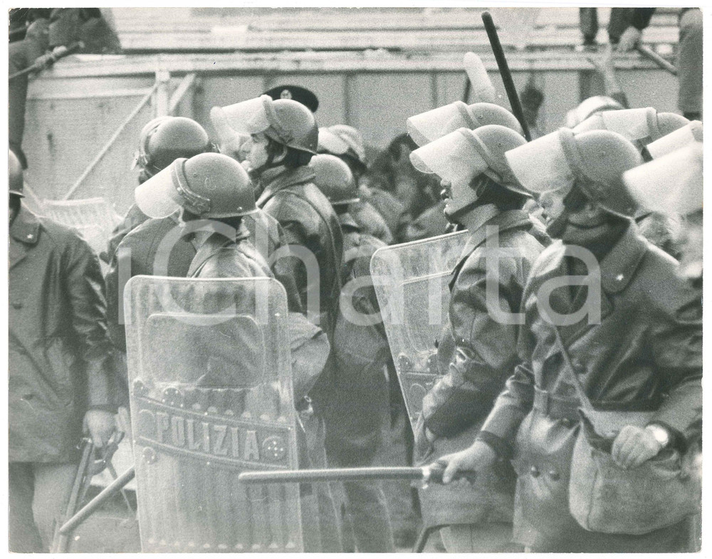 Fotografia d epoca originale 1970 ca CALCIO  ROMAJUVENTUS  Polizia in campo contro gli ULTRAS 2 30x24 cm 1