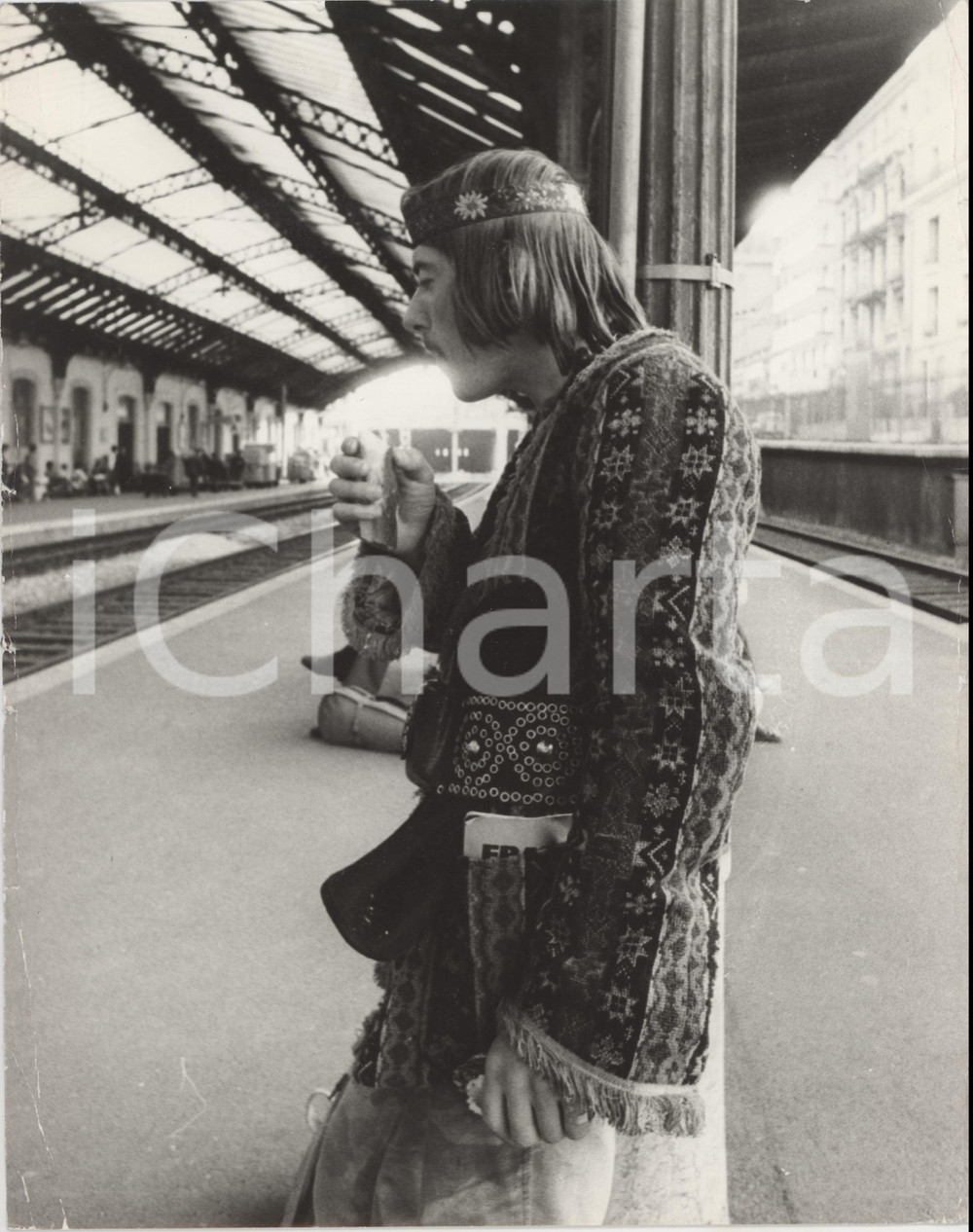 1970 ca ITALIA - COSTUME Hippie in attesa di un treno - Foto 21x27 cm Fotografia di agenzia. POOR/danneggiato Piegature, strappi e abrasioni ai margini Formato: 21x27 originale e autentica 1