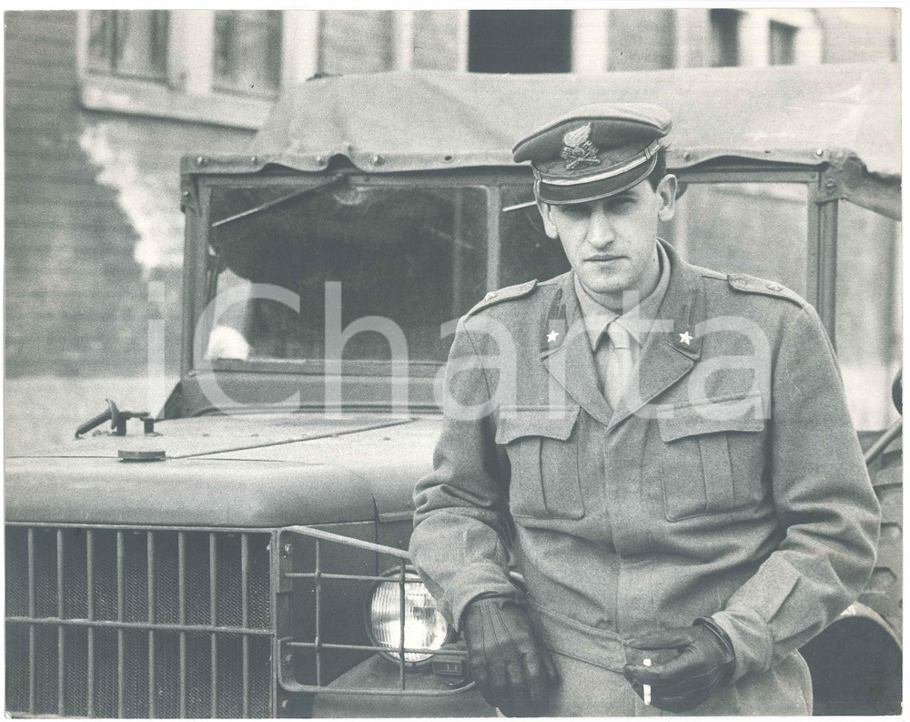 Fotografia d epoca originale 1970 ca MILANO  ANNI DI PIOMBO  Poliziotto presso automezzo  Foto 30x24 cm 1