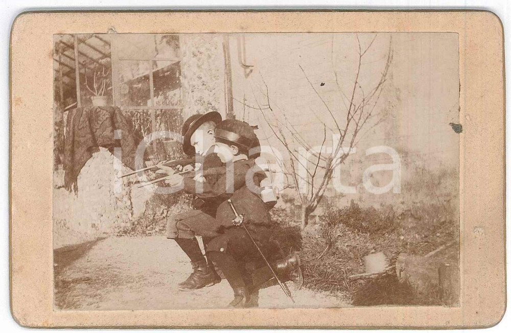 Fotografia d epoca originale 1900 ca ITALIA  INFANZIA Bambini con fucili giocattolo  Foto ANONIMA 12x8 cm 1