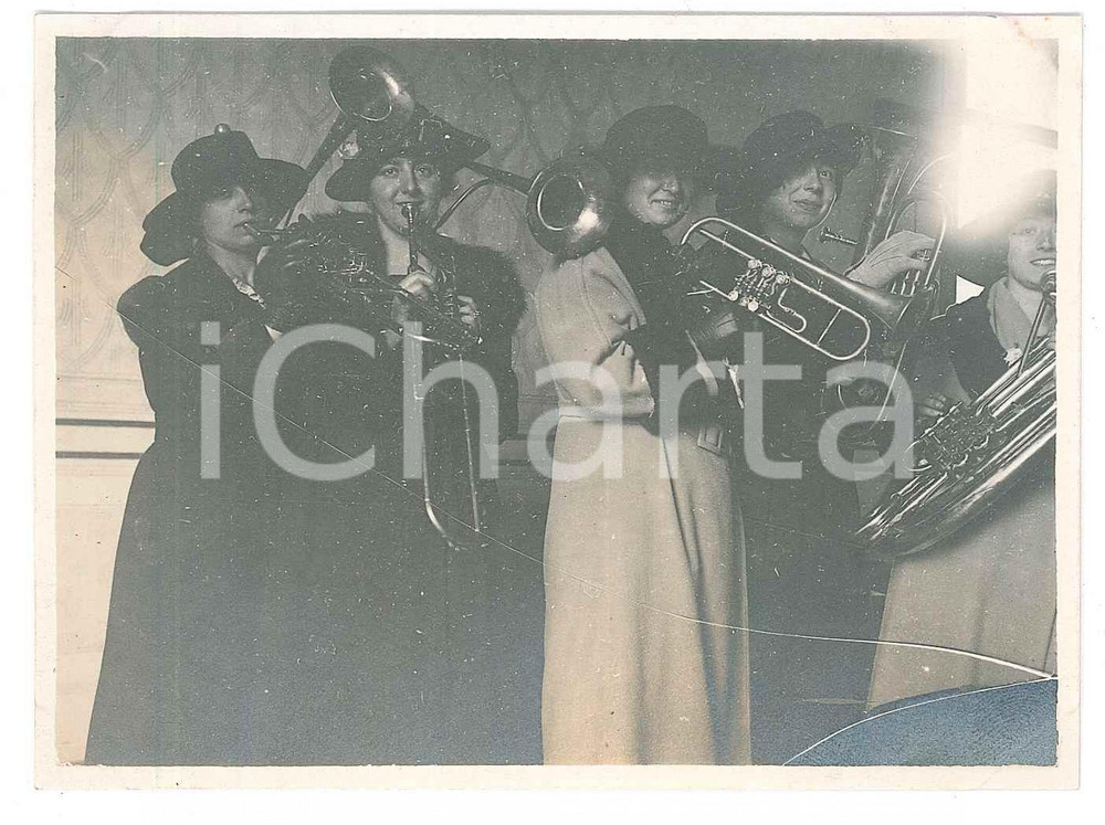 Fotografia d epoca originale 1920 MILANO BICOCCA Orchestrina di donne con trombe e tromboni  Foto 11x8 cm 1