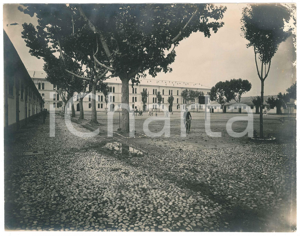 Fotografia d epoca originale 1925 VICENZA  REGIO ESERCITO  Caserma  Veduta del cortile Foto ANIMATA 25x19 1