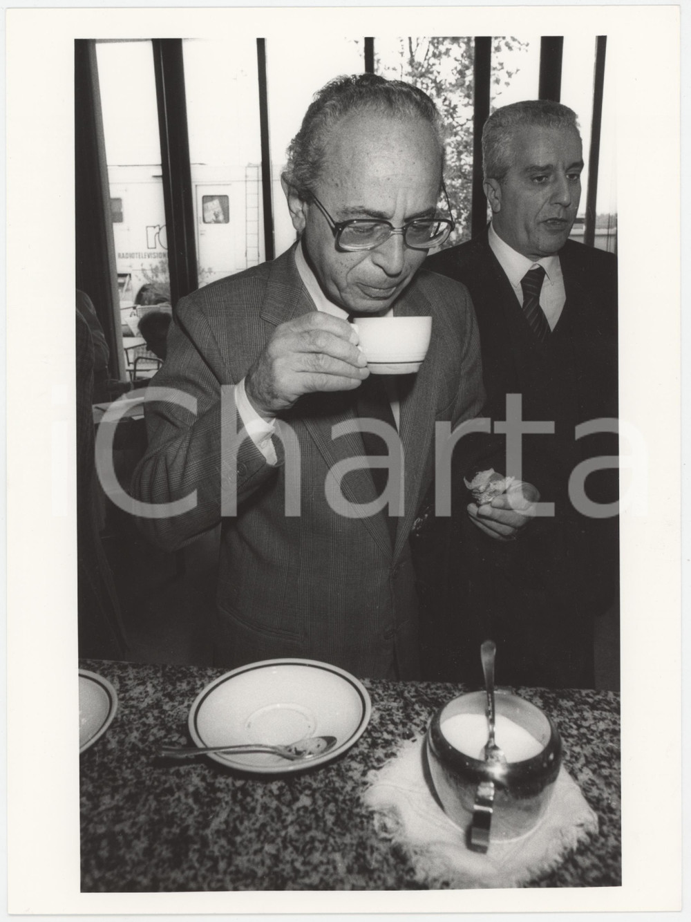 Fotografia d epoca originale 1985 ca DEMOCRAZIA CRISTIANA  Virginio ROGNONI al bar 2 Foto 1