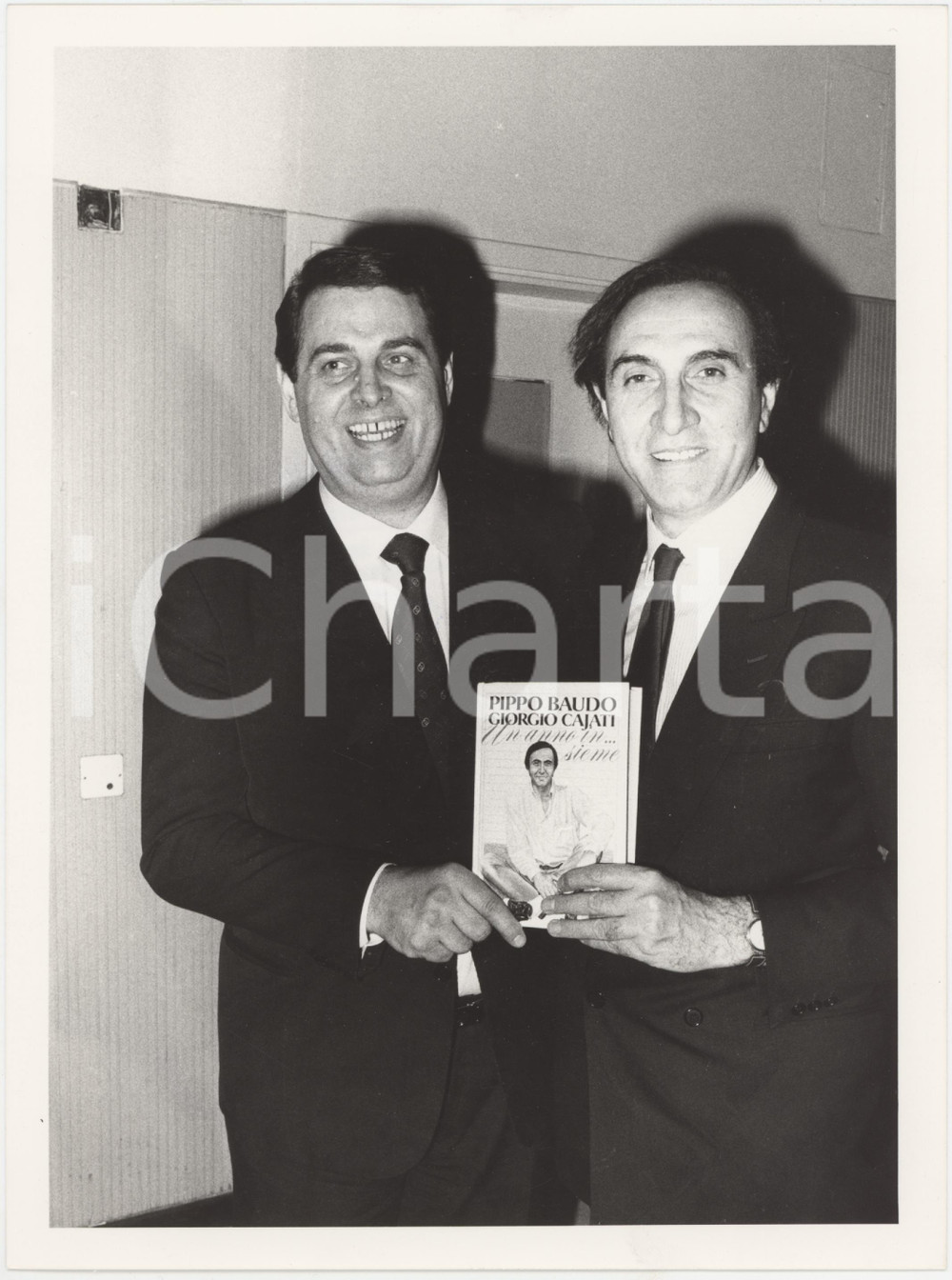 Fotografia d epoca originale 1985 ca ITALIA Pippo BAUDO Giorgio CAJATI con il libro Un anno in...sieme Foto 1