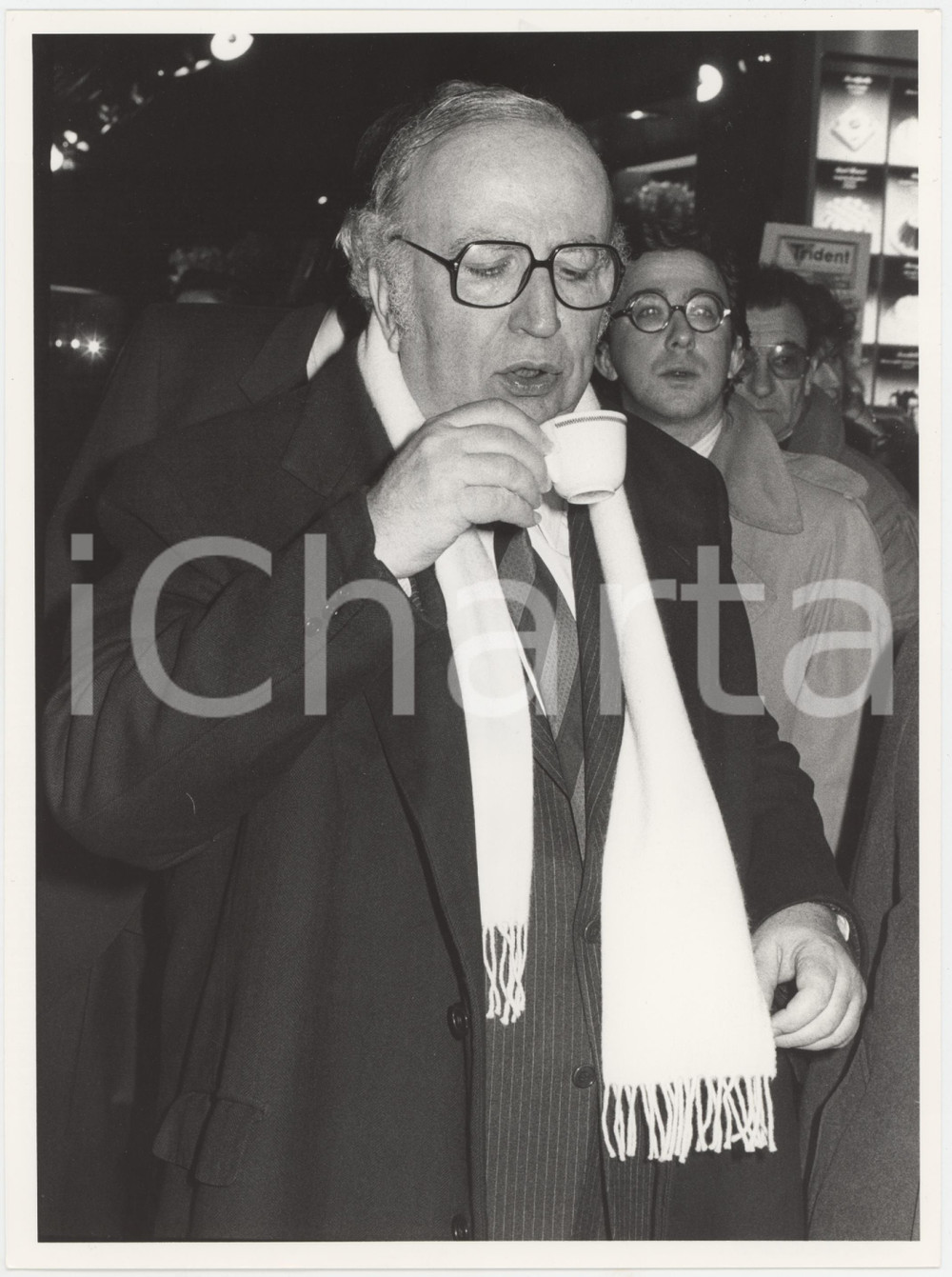 Fotografia d epoca originale 1985 ca PARTITO REPUBBLICANO Giovanni SPADOLINI beve caffÃ¨  Foto 18x24 cm 1 1