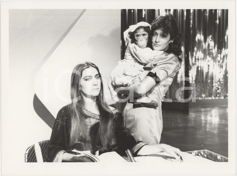 Fotografia d epoca originale 1985 RAI 2  IL TASTOMATTO Romina POWER Anna MARCHESINI e la scimmia Lola  Foto 1