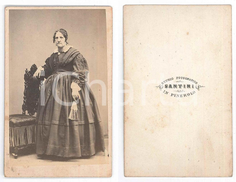 Fotografia d epoca originale 1870 ca PINEROLO Ritratto di donna con ventaglio Foto SANTINI CDV 1