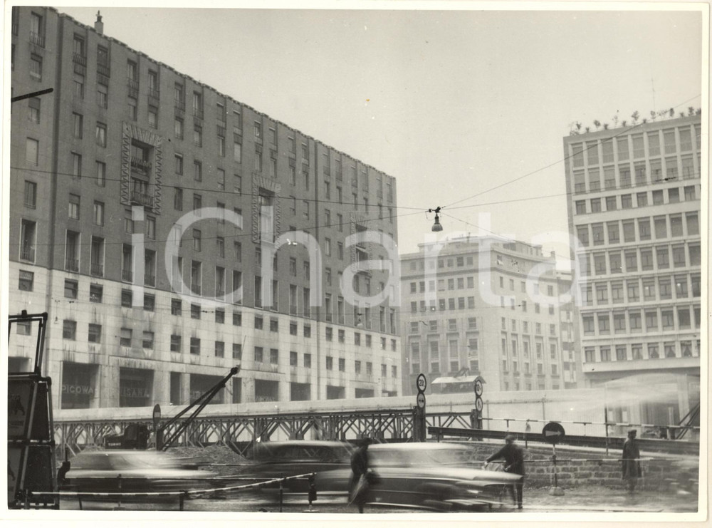 Fotografia d epoca originale 1965 ca MILANO Piazza SAN BABILA Veduta con il cantiere della metropolitana FOTO 1