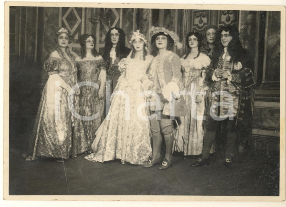 Fotografia d epoca originale 1929 MILANO TEATRO All ombra del Re Sole  Gli attori in costume di scena 1