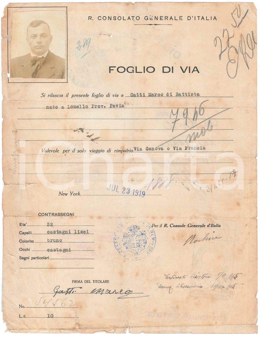 1919 NEW YORK Foglio di via - Marco GATTI di LOMELLO (PV) *Con foto Foglio di via originale d'epoca, rilasciato dal R. Consolato Generale d'Italia a un emigrato italiano, con vera fotografia.Visti al verso. VERY POOR/gravemente danneggiato piegature d'epoca, fioriture e strappi marginali Formato: 21x28 cm originale e autentica 1