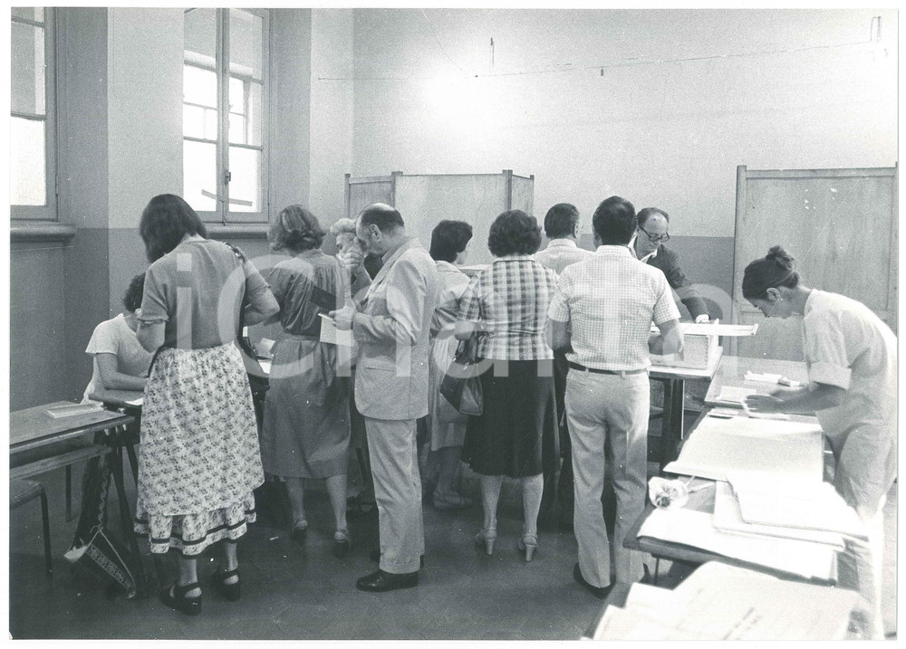 Fotografia d epoca originale 1978 MILANO Seggio PORTA VOLTA  Voto referendum finanziamento ai partiti Foto 1