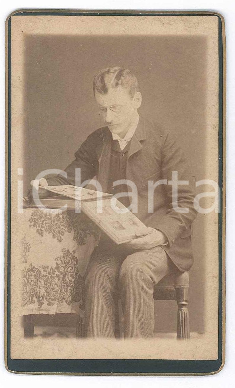 Fotografia d epoca originale 1890 ca COSTUME ITALIA Uomo con l album di famiglia  Ritratto  Foto 6x10 cm 1