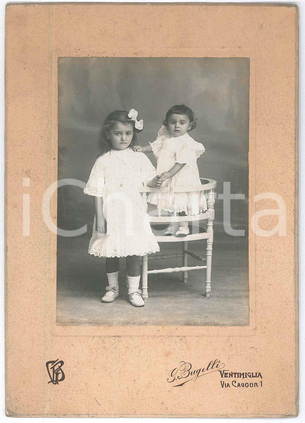 Fotografia d epoca originale 1910 ca VENTIMIGLIA Ritratto di due sorelle bambine  Foto G. BUGELLI 12x17 cm 1