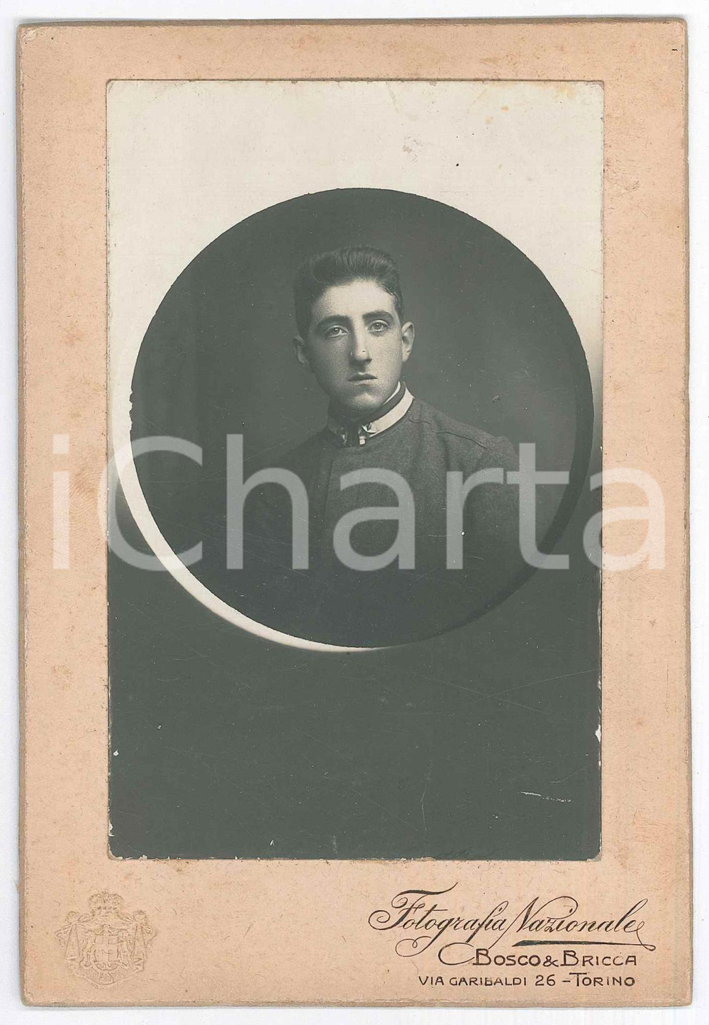 1910 ca TORINO Ritratto di giovane uomo - Busto - Foto BOSCO & BRICCA 12x17 cm Fotografia d'epoca, su cartoncino rigido.  GOOD/buono  Formato: 12x15 cm originale e autentica 1