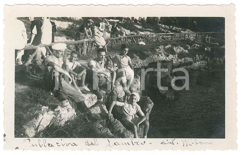 Fotografia d epoca originale 1935 ca AREA DI MILANO Famiglie in gita sulla riva del LAMBRO Foto 11x7 cm 1
