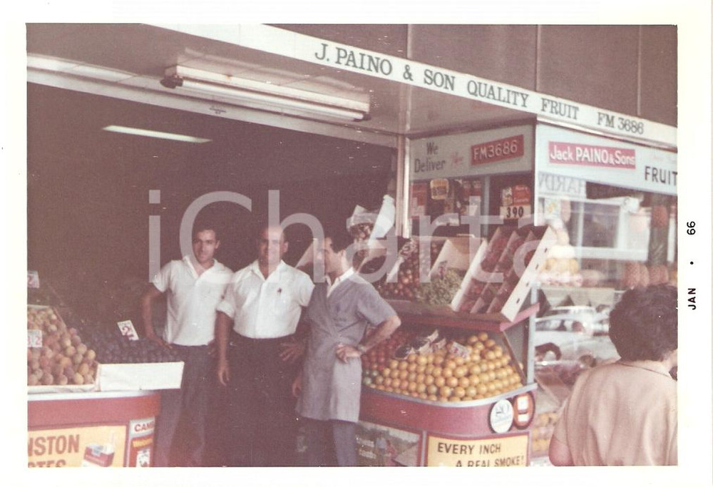 Fotografia d'epoca originale 1966 TEXAS (USA) Jack PAINO & son Quality fruit at the marketplace *Photo 1