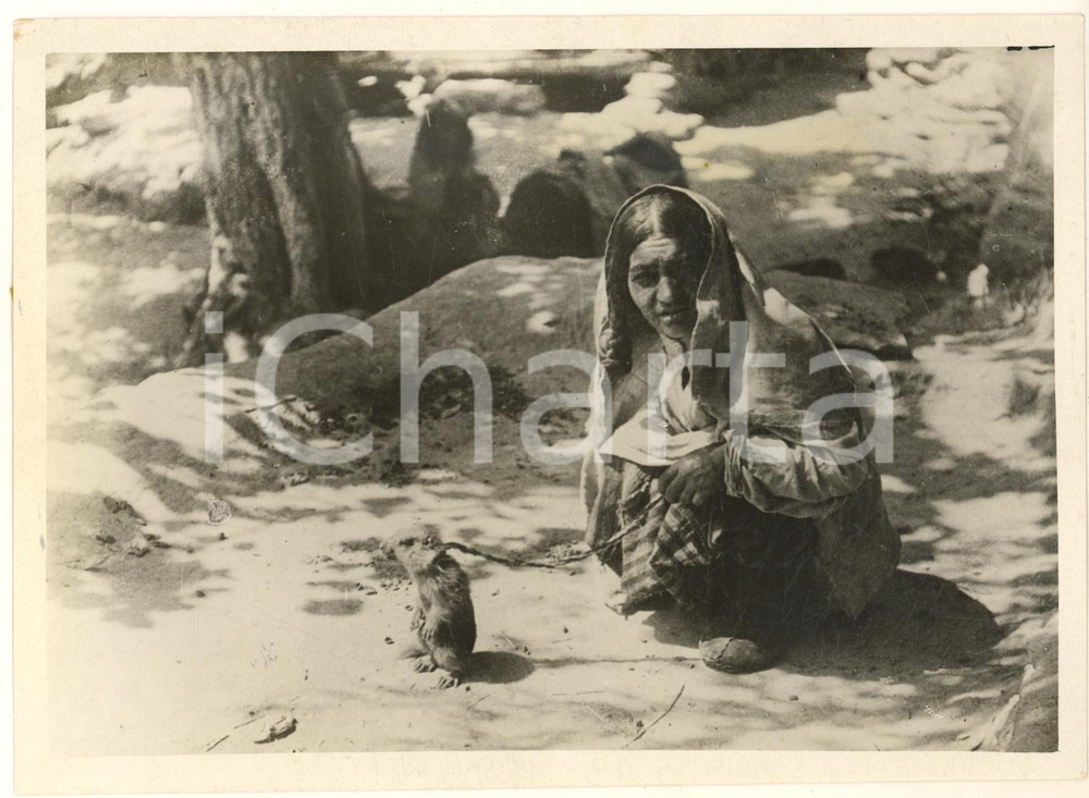 Fotografia d epoca originale 1927 PAMIR EX URSS Donna tagika con un topo ammaestrato Foto 19x14 cm 1