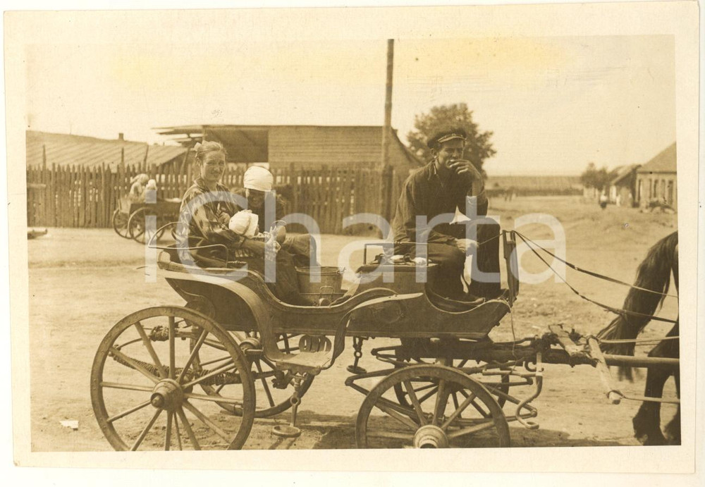 Fotografia d epoca originale 1930 ca EX URSS Giovani contadine a bordo di una tarantÃ s Foto 16x11 cm 1