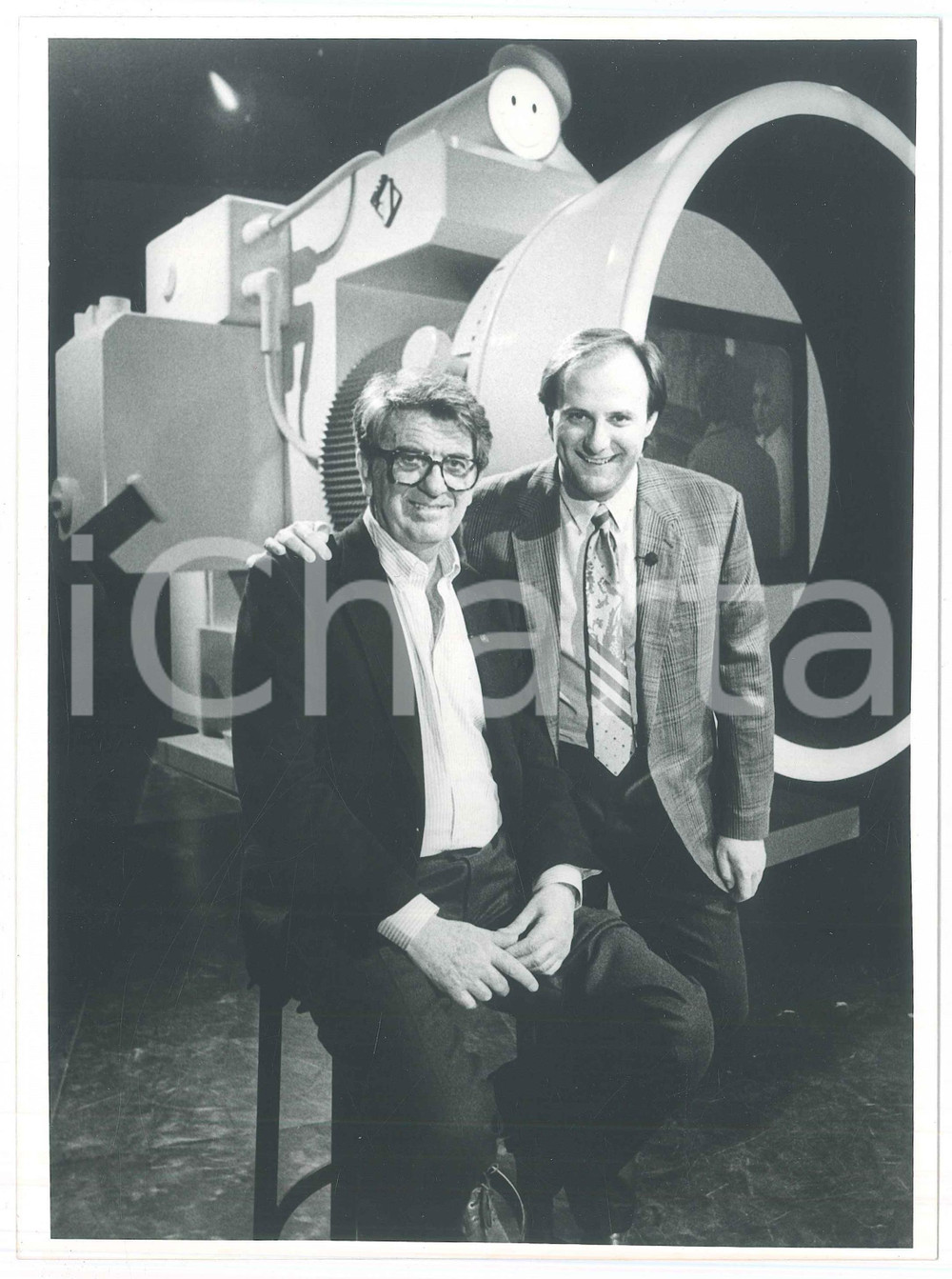 1990 ca TV "Candid Camera Show" - Nanni LOY Gerry SCOTTI Foto (1)  Fotografia di agenzia. CONDIZIONI:GOOD/buonoFORMATO: 18x24 cm originale e autentica 1