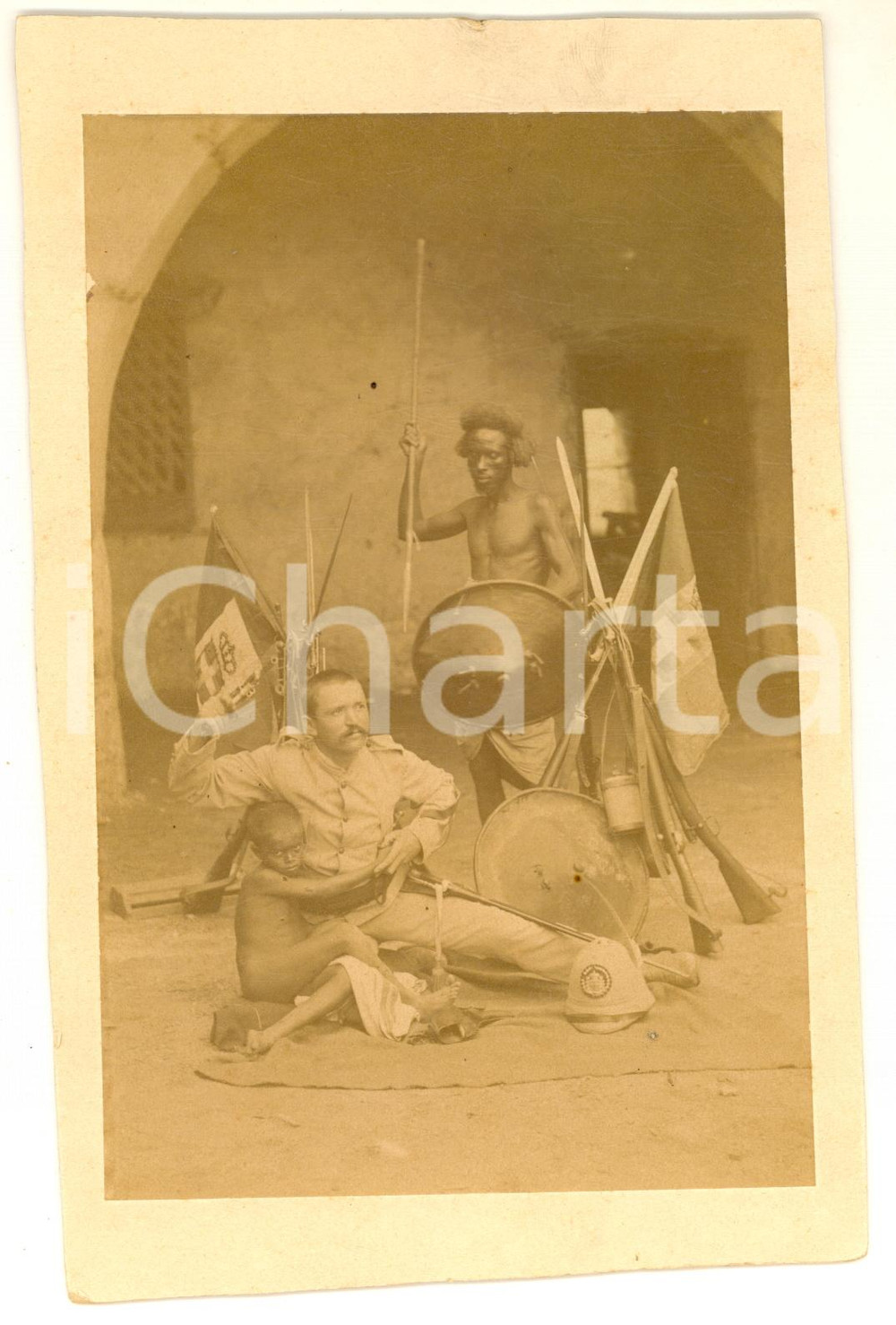 Fotografia d epoca originale 1890 ca ERITREA ITALIANA Soldato con indigeni e tricolore  Foto NARICK RARA 1