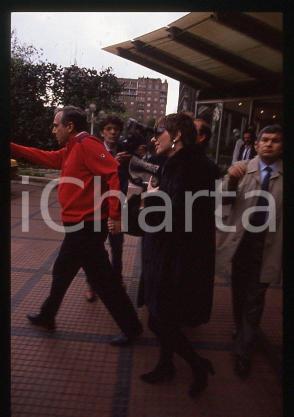 Fotografia d epoca originale Liza MINNELLI  MILANO 1989 Hotel Principe di Savoia 35mm vintage slide 2 1