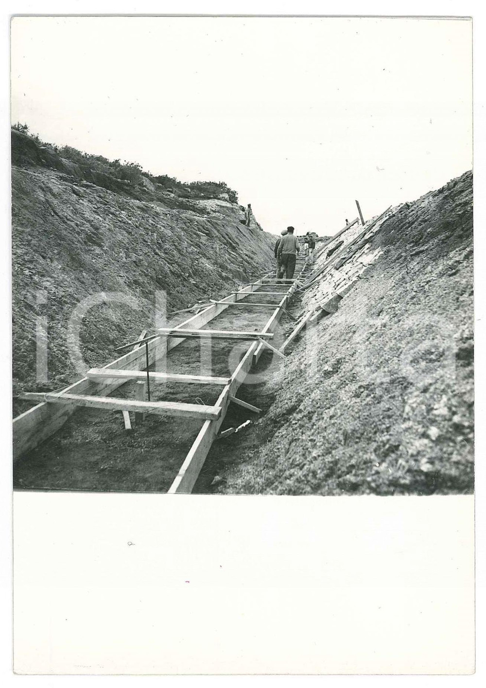 1965 ca SARDEGNA GALLURA PADULE Valle - Armatura platea canale *Foto 10x15 Fotografia originale d'epoca, con didascalia dattiloscritta al verso. GOOD/buono minime macchie Formato: 10x15 cm originale e autentica 1