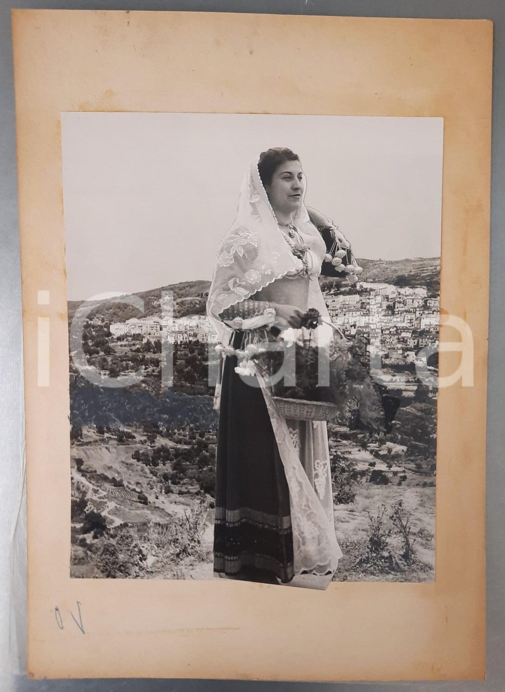 Stampa, bozzetto originale 1965 ca COSTUMI SARDI  ANELA SS  Donna con cesta Bozzetto collage 29x40 cm 1