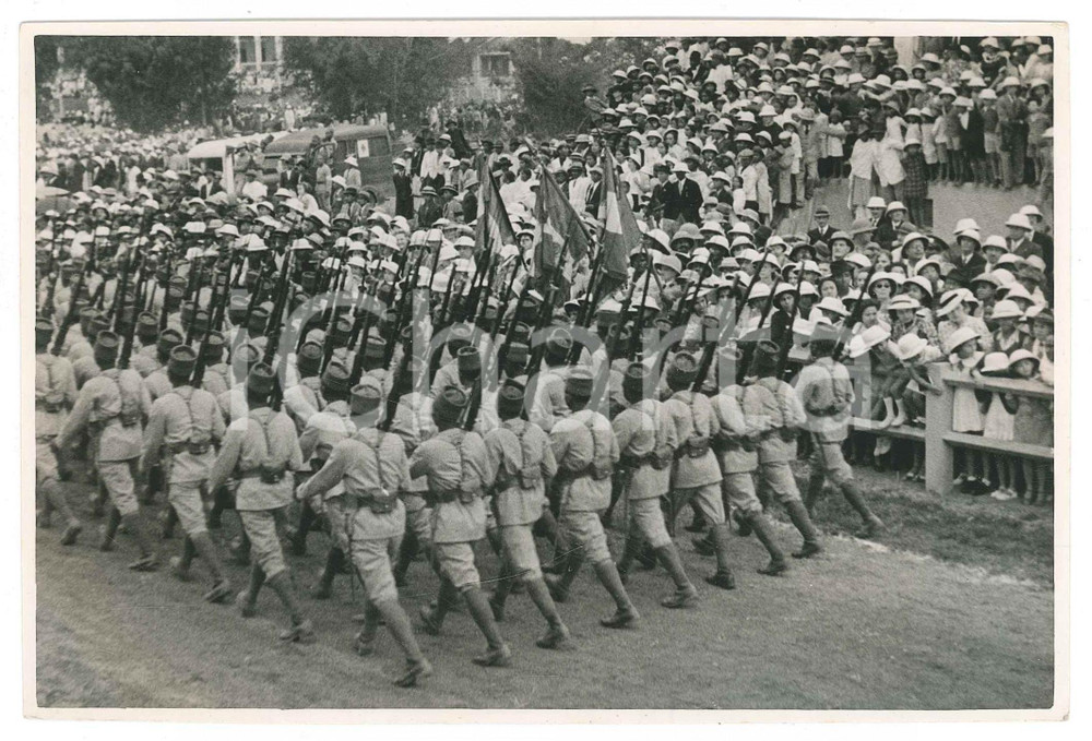 Fotografia d epoca originale 1940 ca s. l.  Folla assiste a una parata militare in uno stadio 2 Foto 17x12 1