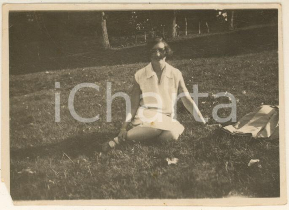 Fotografia d epoca originale 1928 GIGNESE VB PARUSCIOLA  Elvira ADAMI sul prato  Foto 8x6 cm 1