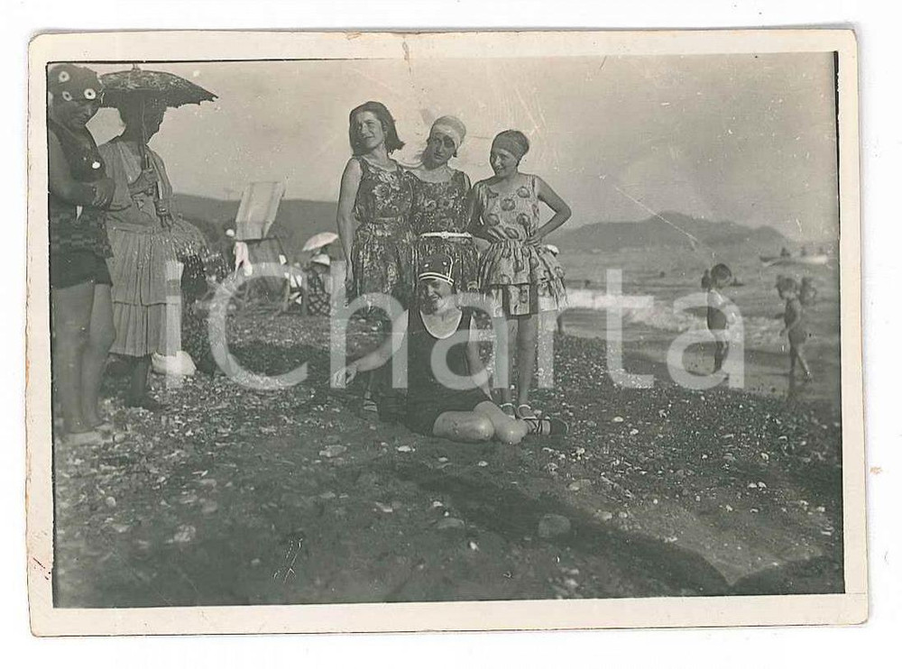 Fotografia d epoca originale 1928 LAVAGNA GE Giovani donne in spiaggia Foto anonima 8x6 cm 1