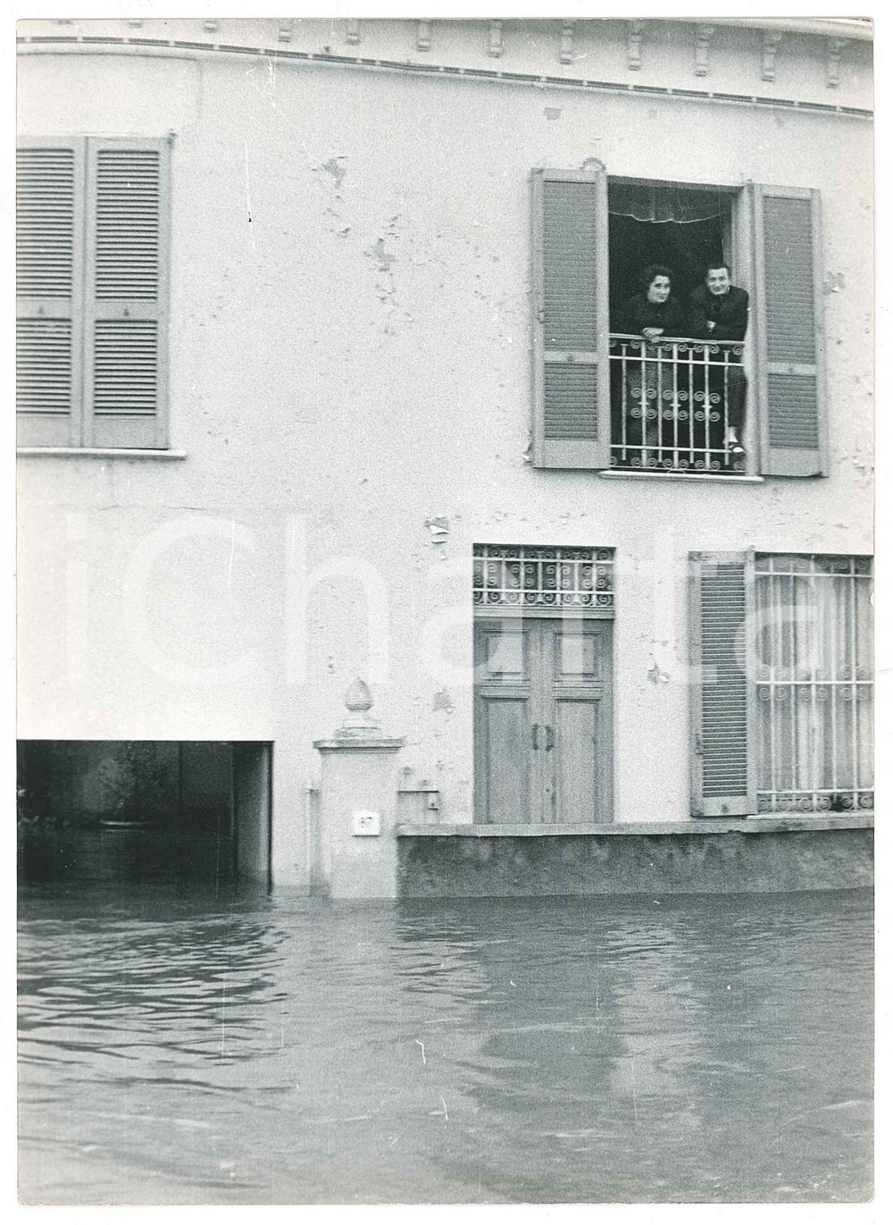 Fotografia d epoca originale 1968 ALLUVIONE PAVIA  Strade allagate e cittadini al balcone Foto 2 1