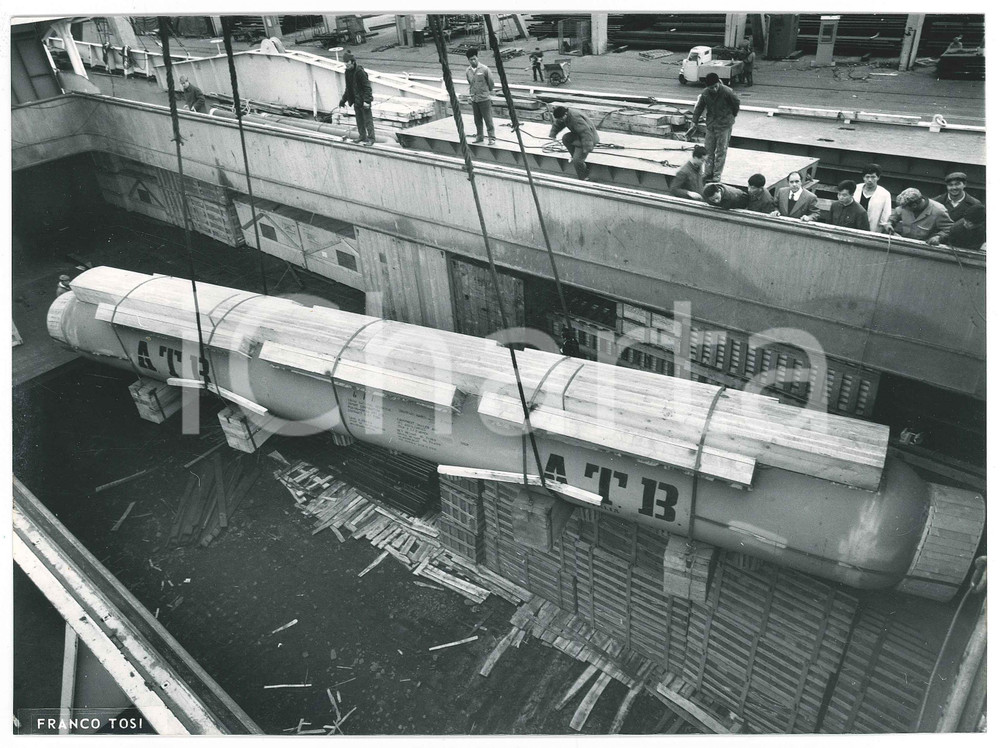 Fotografia d epoca originale 1975 ca Ditta Franco TOSI LEGNANO  ATB Italia  Imbarco reattore raffineria 2 1