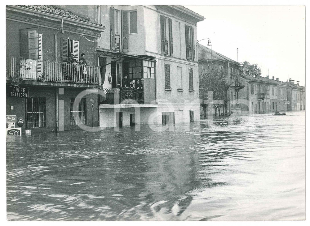 Fotografia d epoca originale 1968 ALLUVIONE PAVIA  Strade allagate e cittadini al balcone Foto 1 1