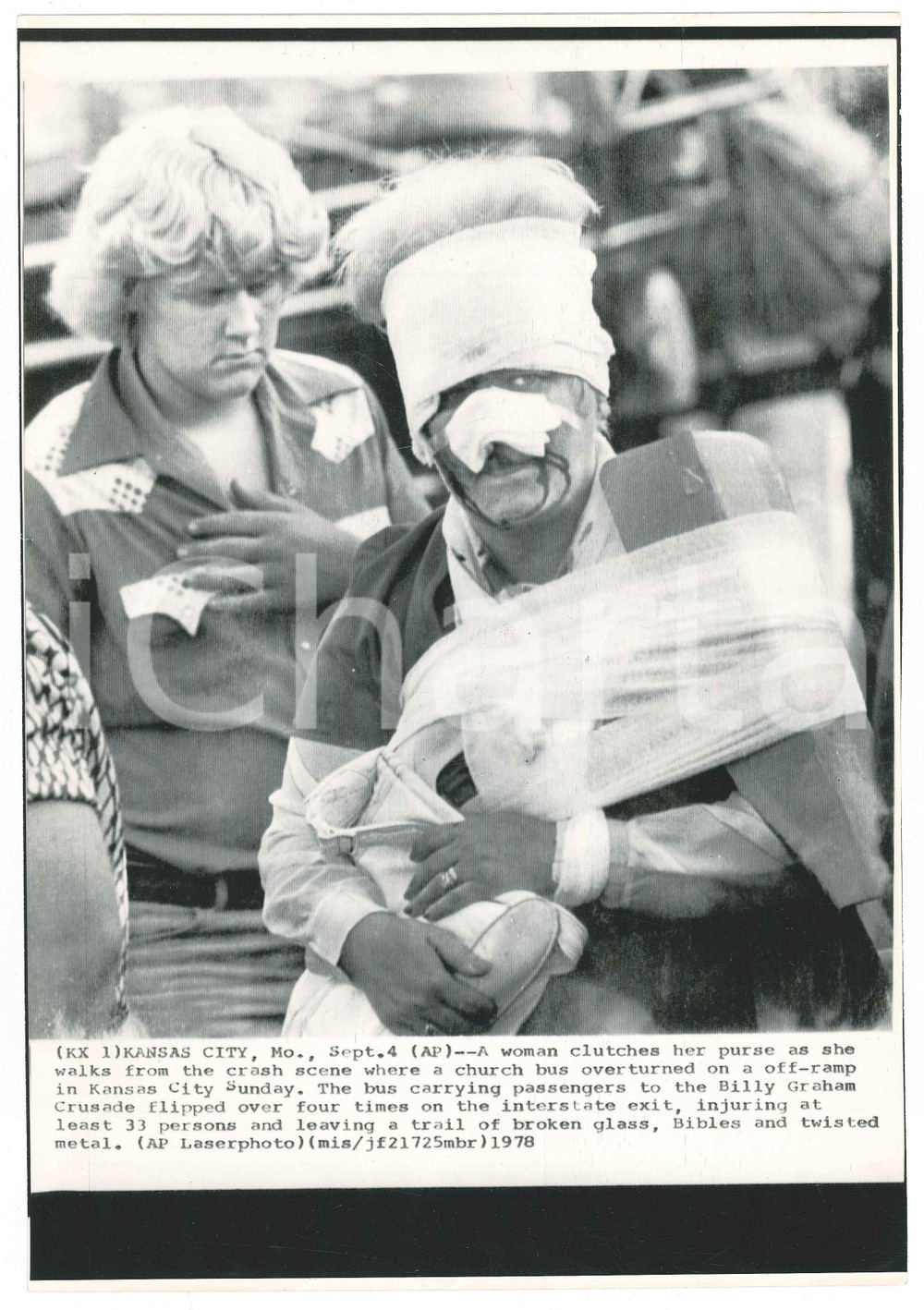 Fotografia d epoca originale 1978 KANSAS CITY Church bus crash  Injured woman Telefoto 20x28 cm 1