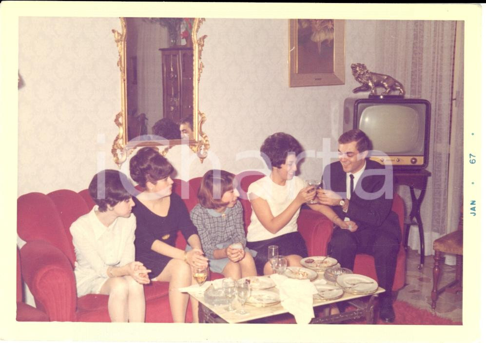 Fotografia d epoca originale 1966 MILANO Festa di fidanzamento con invitata in giarrettiere Foto VINTAGE 1