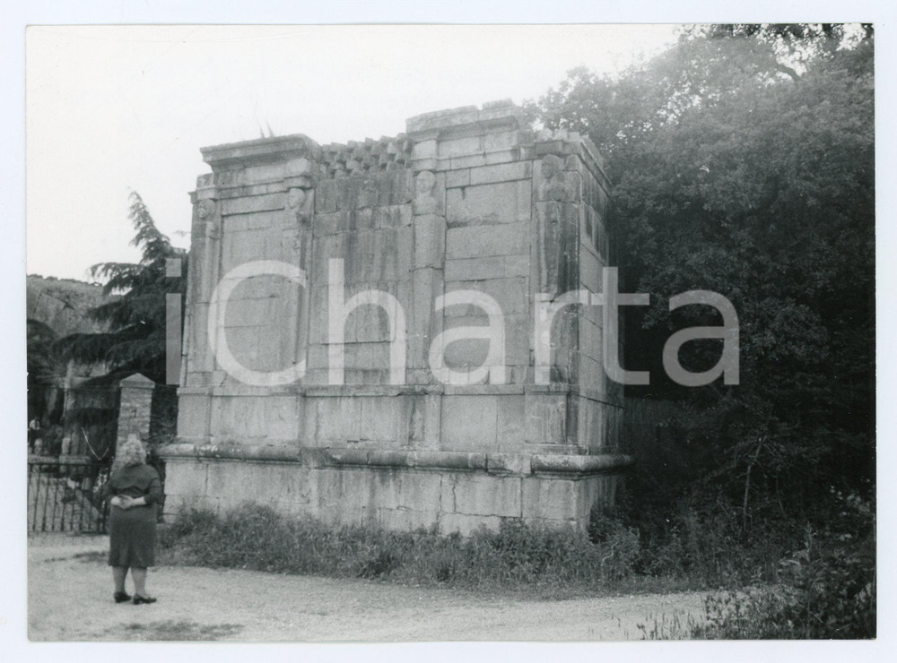 Fotografia d epoca originale 1982 MONTE SAN BIAGIO Turista ammira Torre dell epitaffio  Foto 17x13 cm 1