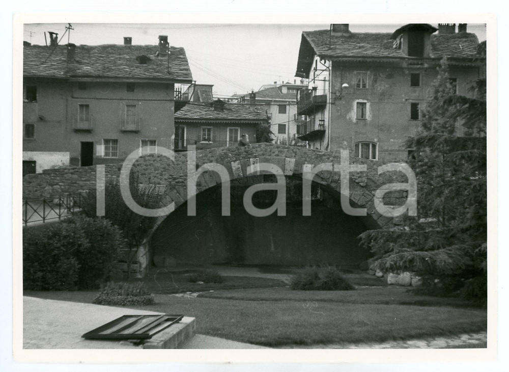Fotografia d epoca originale 1976 AOSTA Turista sul ponte romano  Panorama  Foto 17x13 cm 1