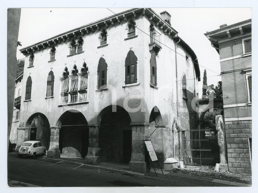 Fotografia d epoca originale 1973 SOAVE VR Fiat 600 davanti a Palazzo Cavalli  Foto 17x13 cm 1
